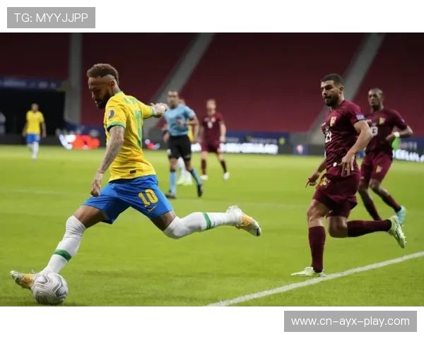 内马尔连续晃动后送出贴地球，巴西锋线获得黄金机会